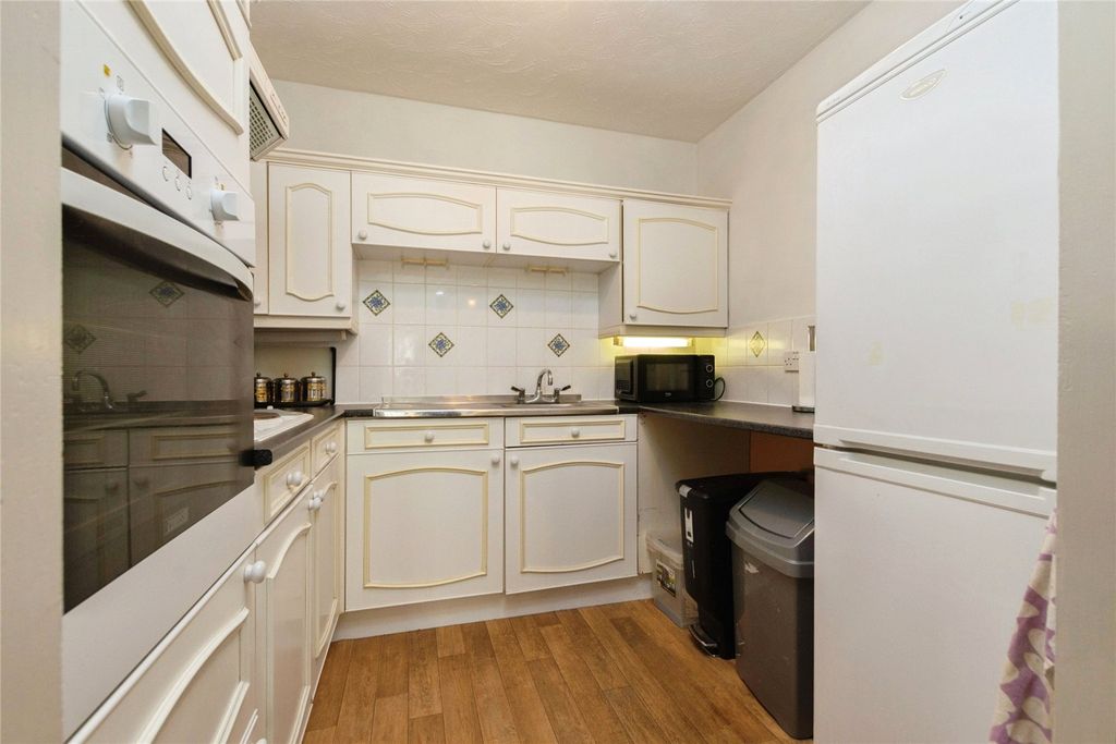 Property photo 3 of 11 Kitchen