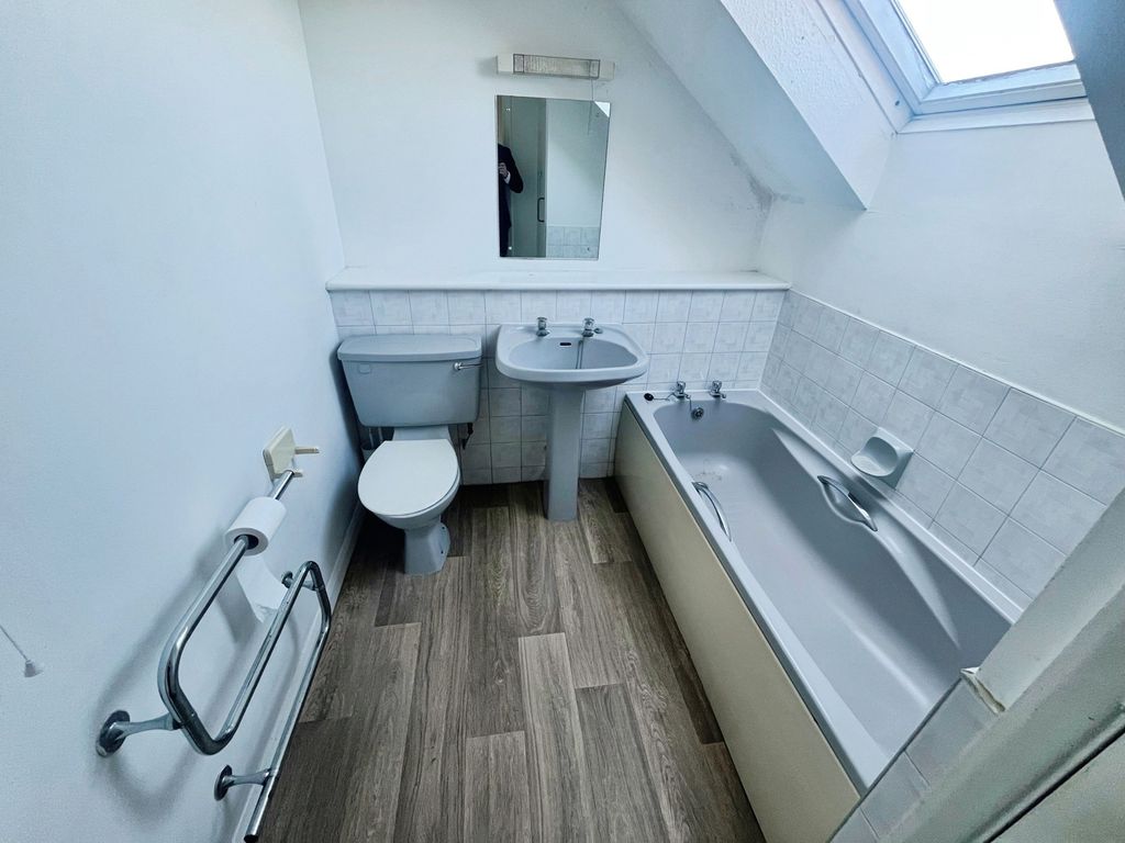 Property photo 3 of 8 Bathroom