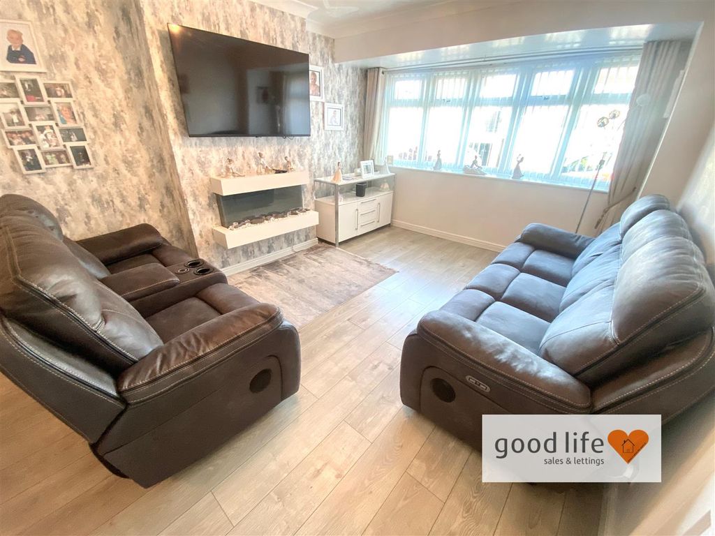 Property photo 2 of 18 20251110_104659411_Ios3Marlowdrive.Jpg