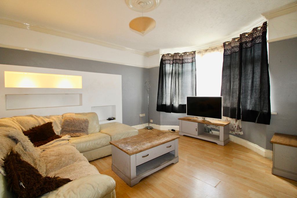 Property photo 2 of 8