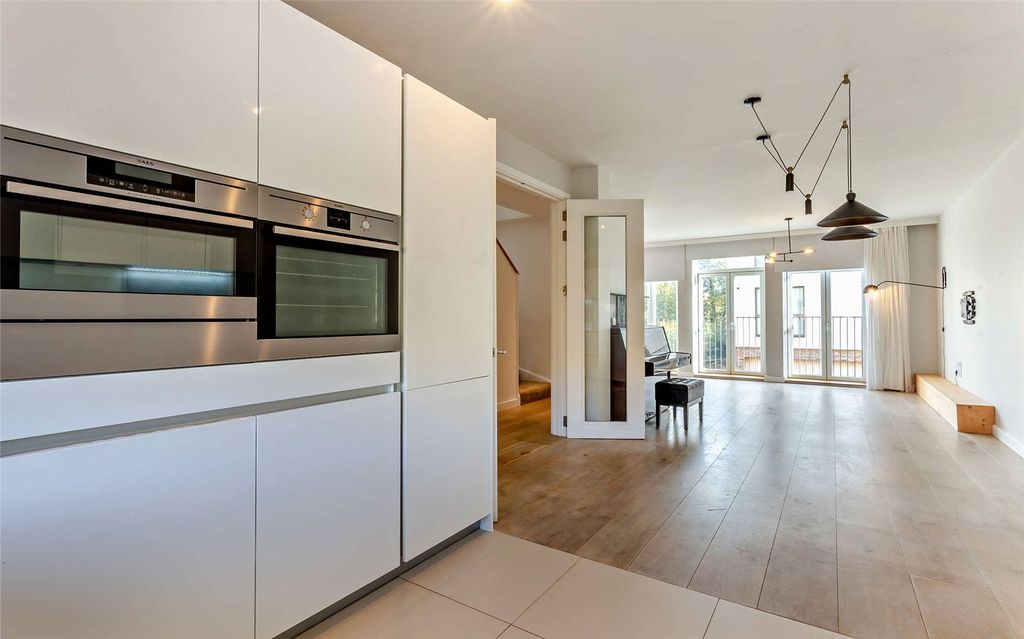 Property photo 2 of 18 Kitchen