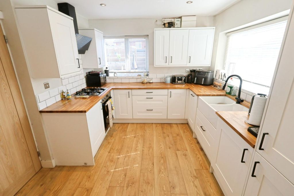 Property photo 3 of 11 Kitchen/Dining Room