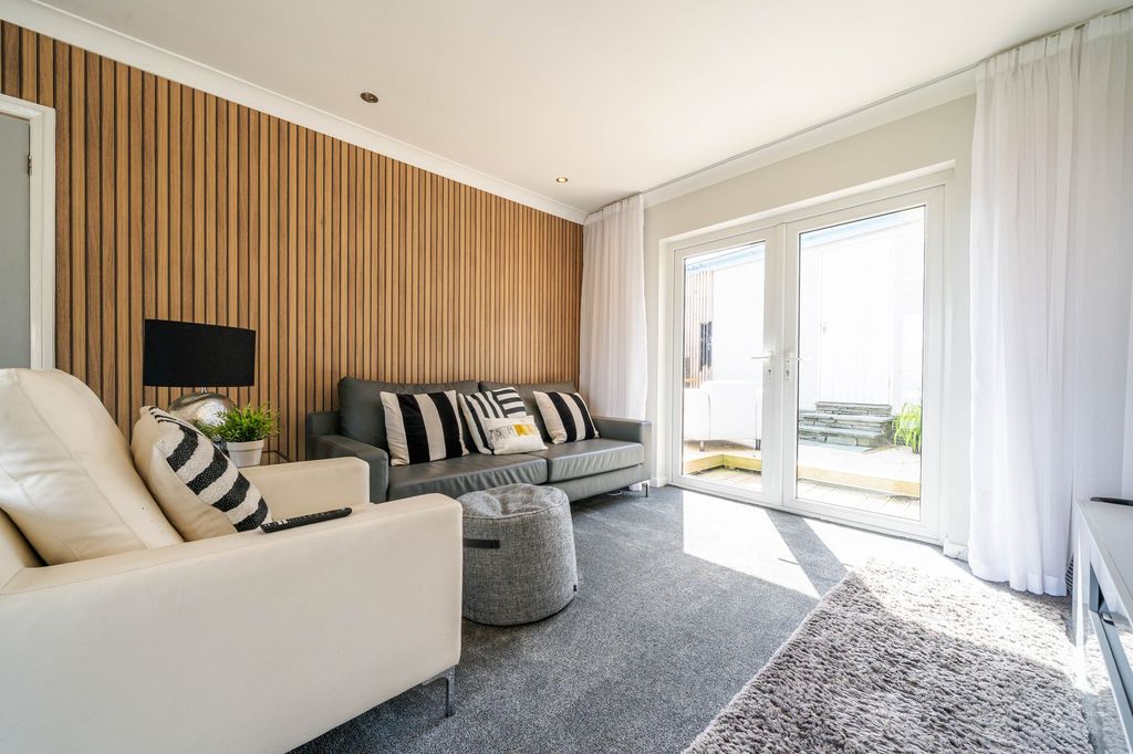 Property photo 2 of 32