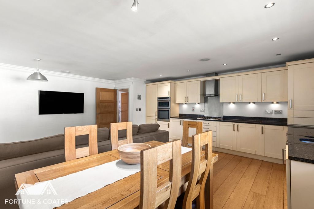 Property photo 2 of 19 Mulberrygardens_19.Jpg