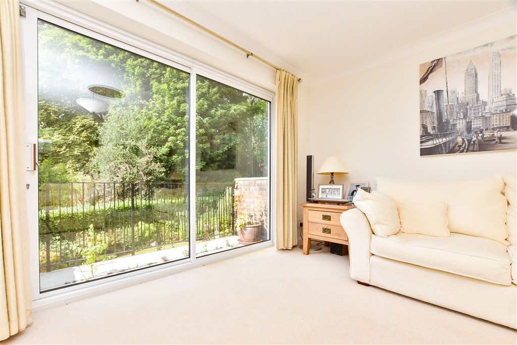 Property photo 1 of 10 Lounge