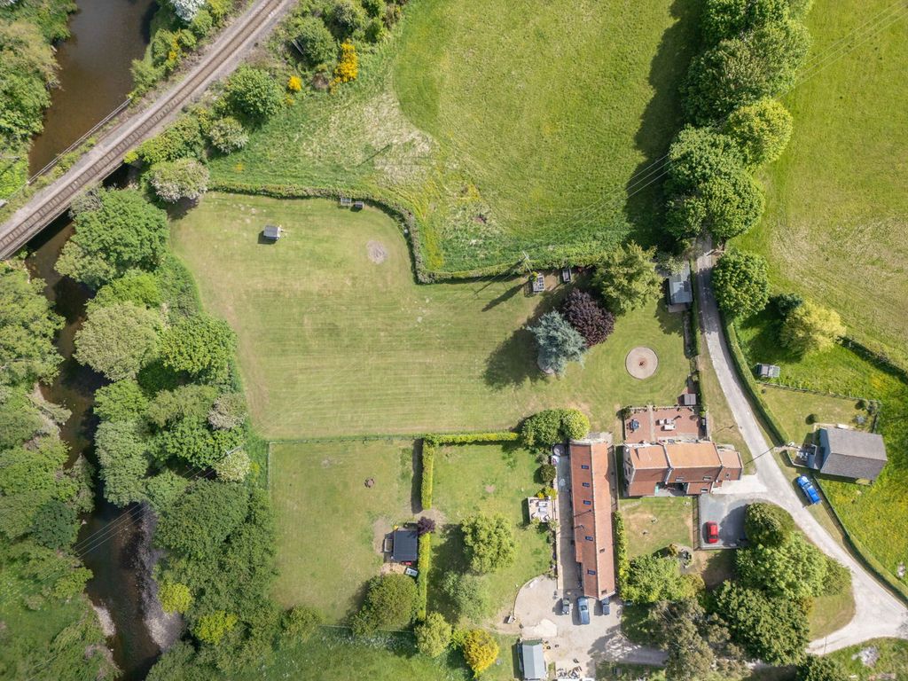 Property photo 2 of 21