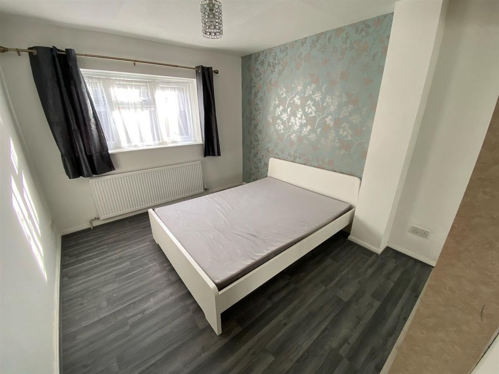 Property photo 2 of 7 Double Bedroom