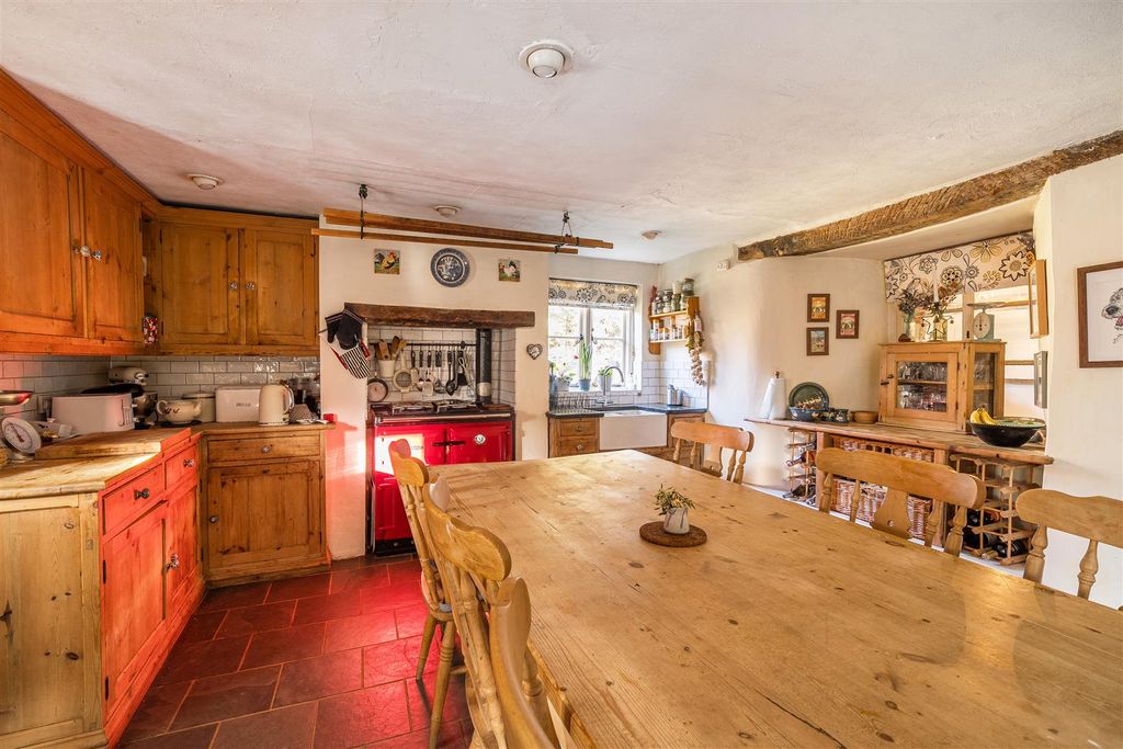 Property photo 2 of 23 Kitchen / Dining / Snug