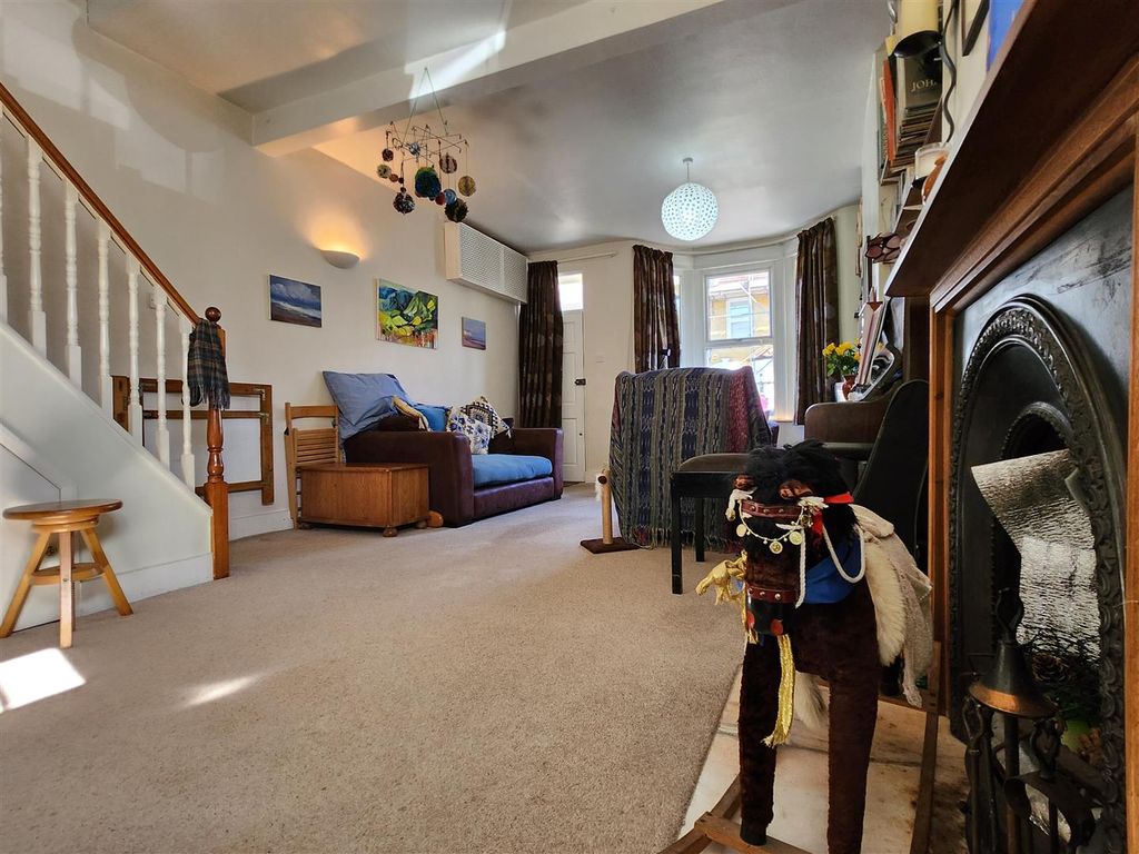 Property photo 3 of 17 Throughl.Jpg