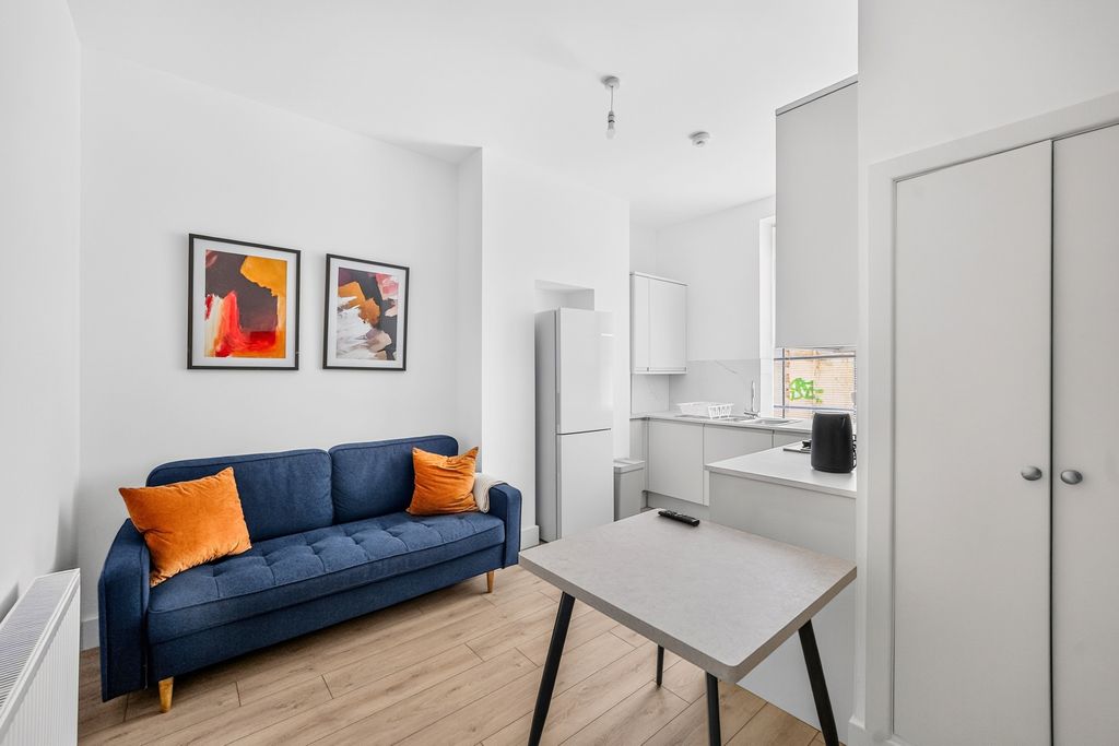Property photo 3 of 11 Pbox-Img.Jpg