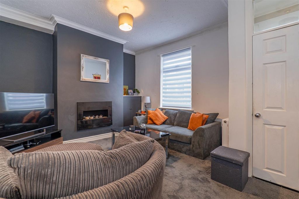 Property photo 2 of 18 Lounge