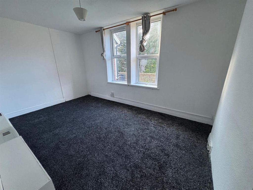 Property photo 1 of 4 Living Room.Jpeg