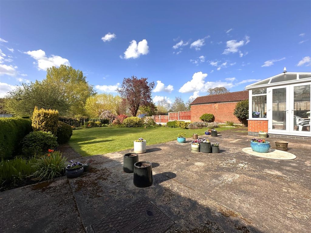 Property photo 3 of 24 Generous Rear Garden 912