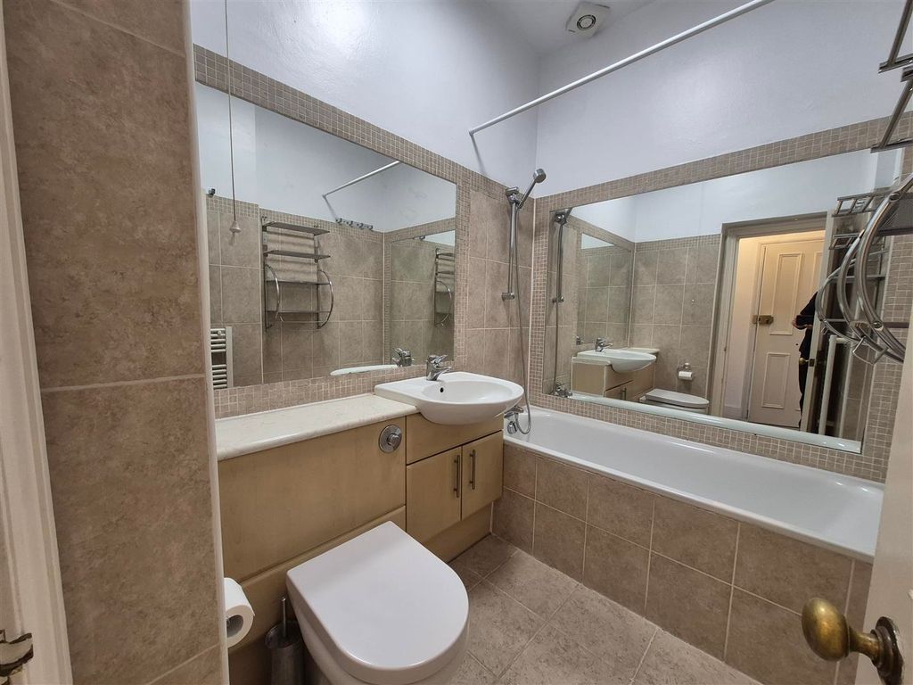 Property photo 2 of 8 Bathroom
