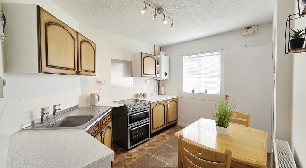 Property photo 3 of 19 Kitchen / Breakfast Room