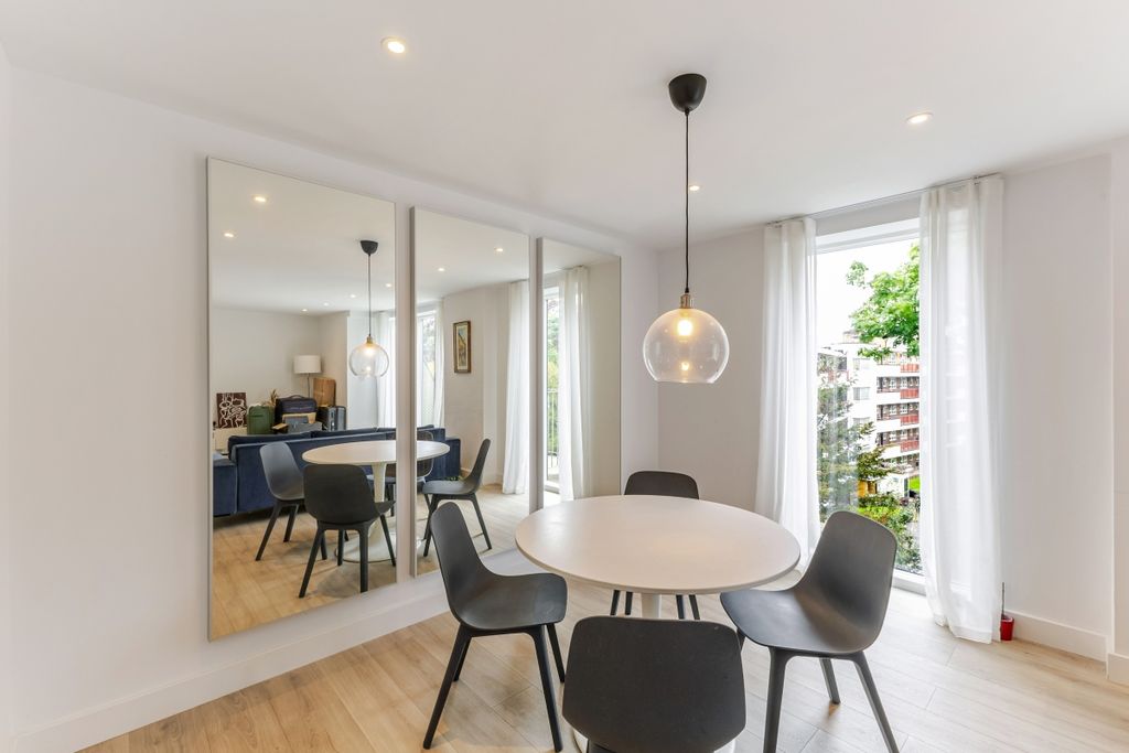 Property photo 2 of 12 Cavell Court 3 D...
