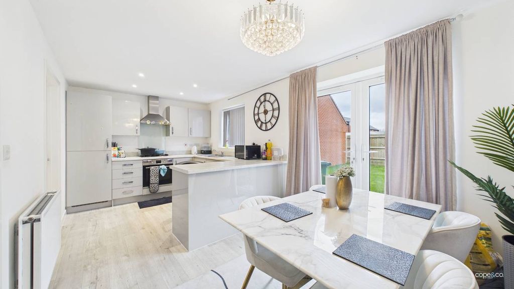 Property photo 2 of 16 4836744