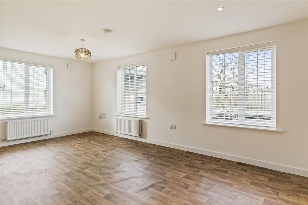 Property photo 2 of 8 2 Geramium Court (9)_001.Jpg