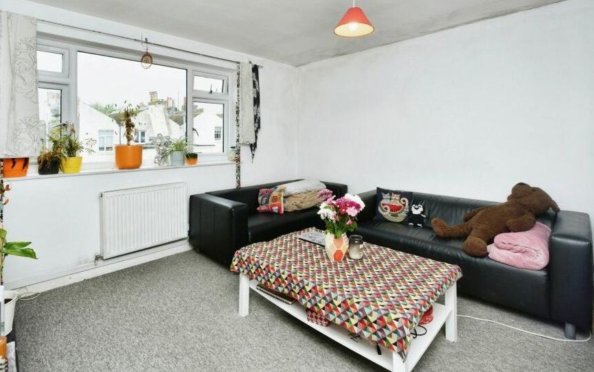 Property photo 3 of 12 Lounge 2