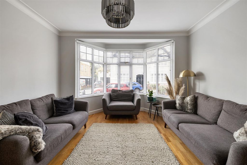 Property photo 2 of 28 Oak Hill Gardens, Ig8