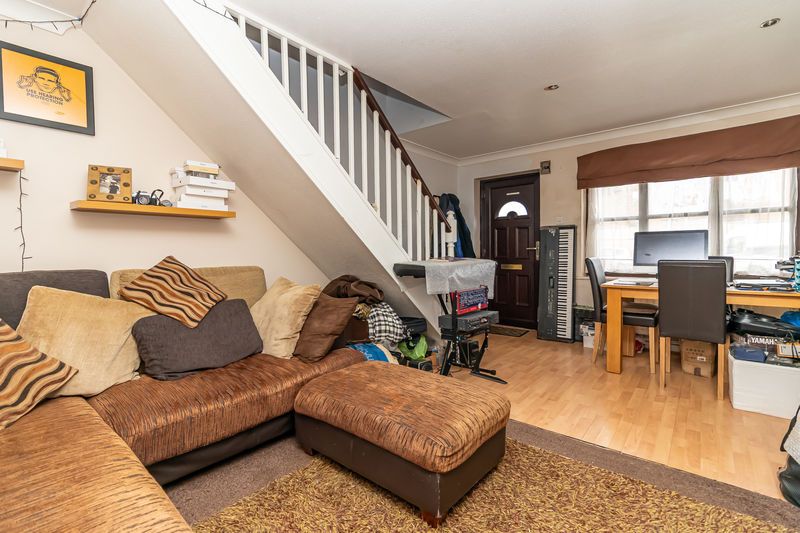 Property photo 2 of 11 .