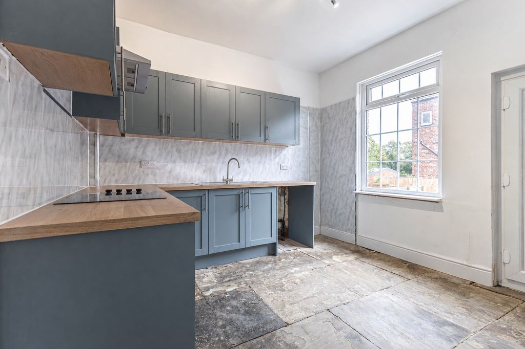 Property photo 3 of 12 Kitchen