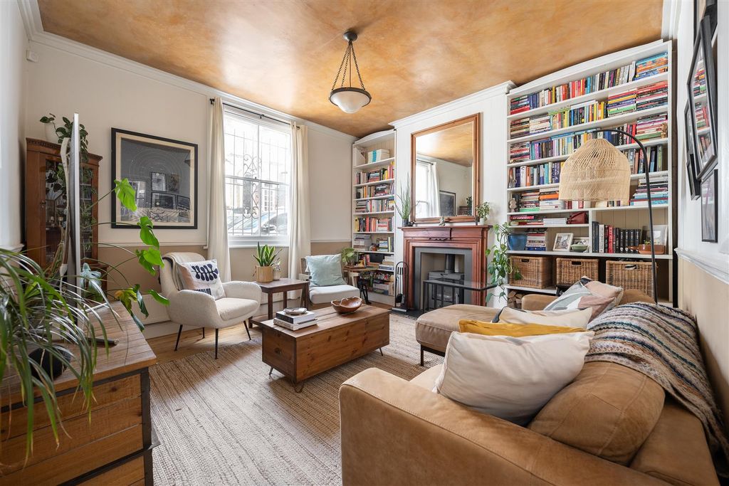 Property photo 2 of 32 Browns Road, E17