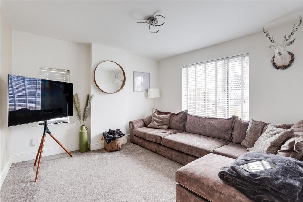 Property photo 2 of 27