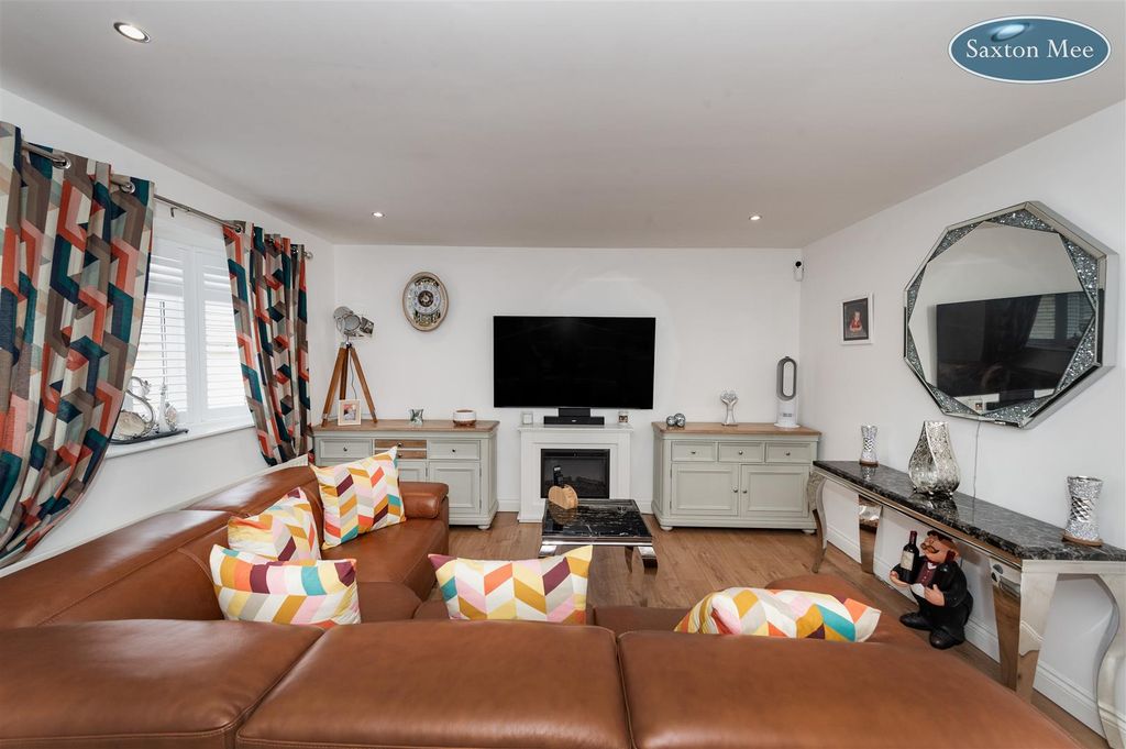 Property photo 3 of 22 Lounge 8086.Jpg