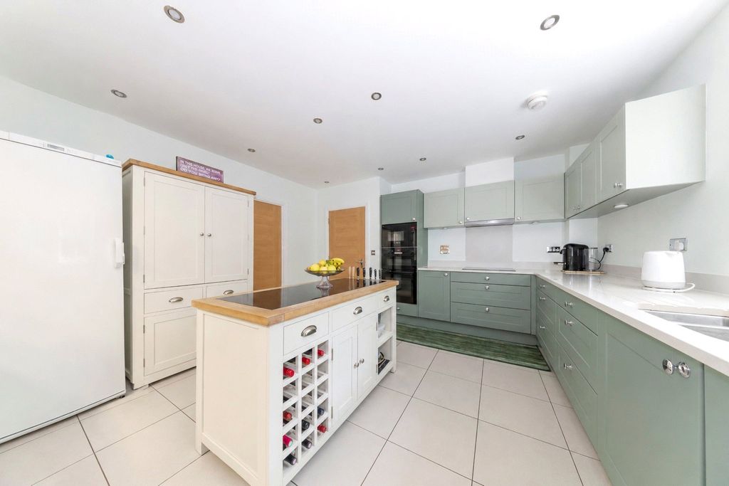 Property photo 2 of 24 Kitchen