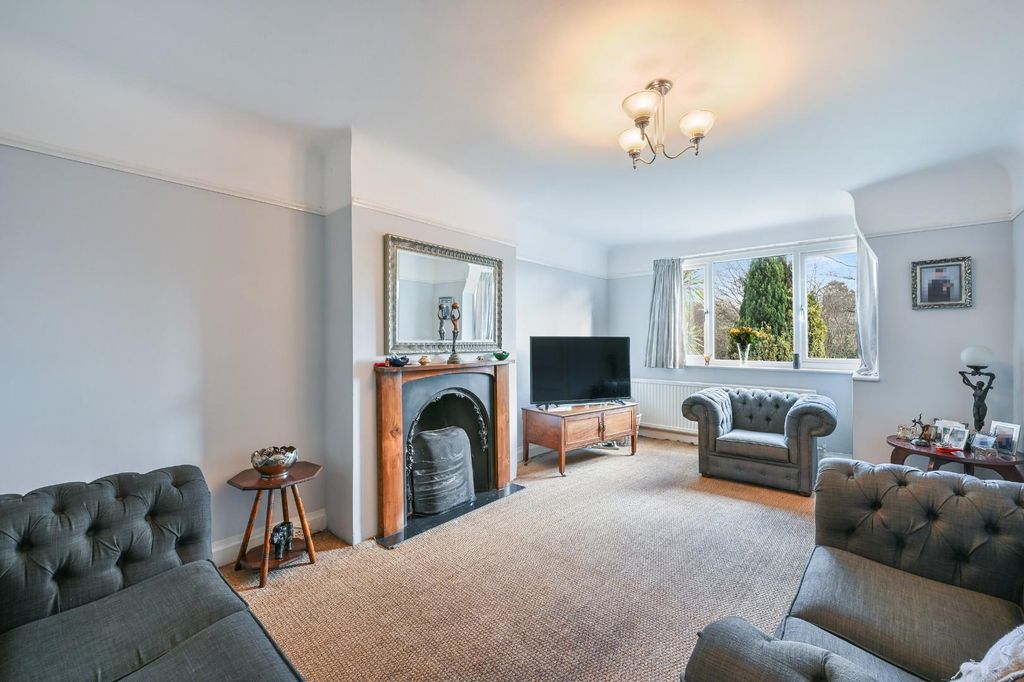 Property photo 2 of 13 Shelvers Green,  (1).Jpg