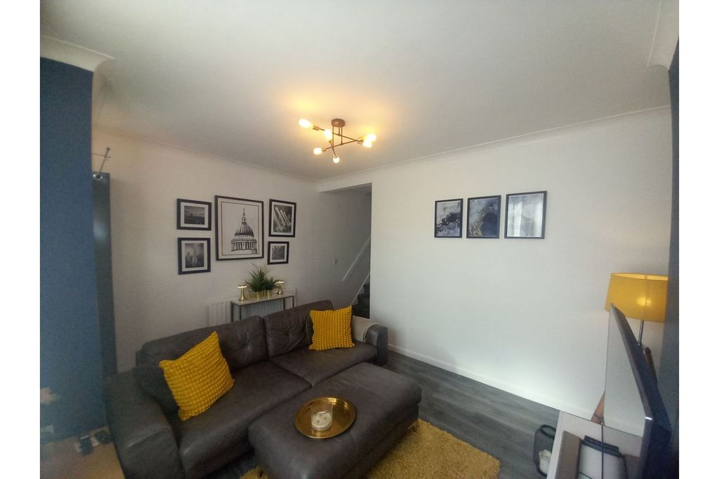 Property photo 3 of 12 Lounge
