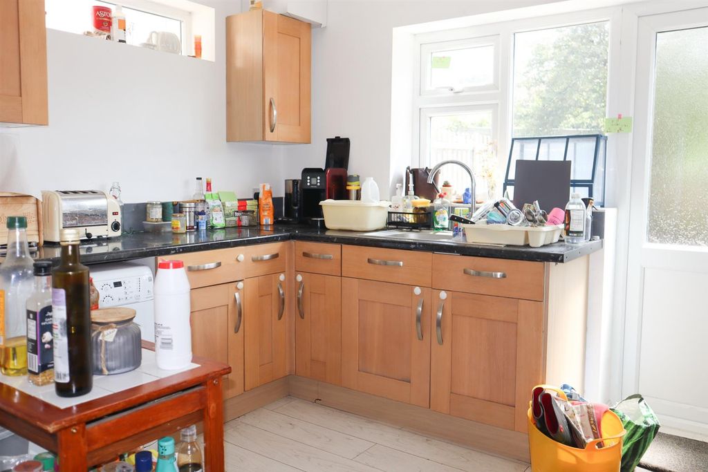 Property photo 2 of 11 Kitchen