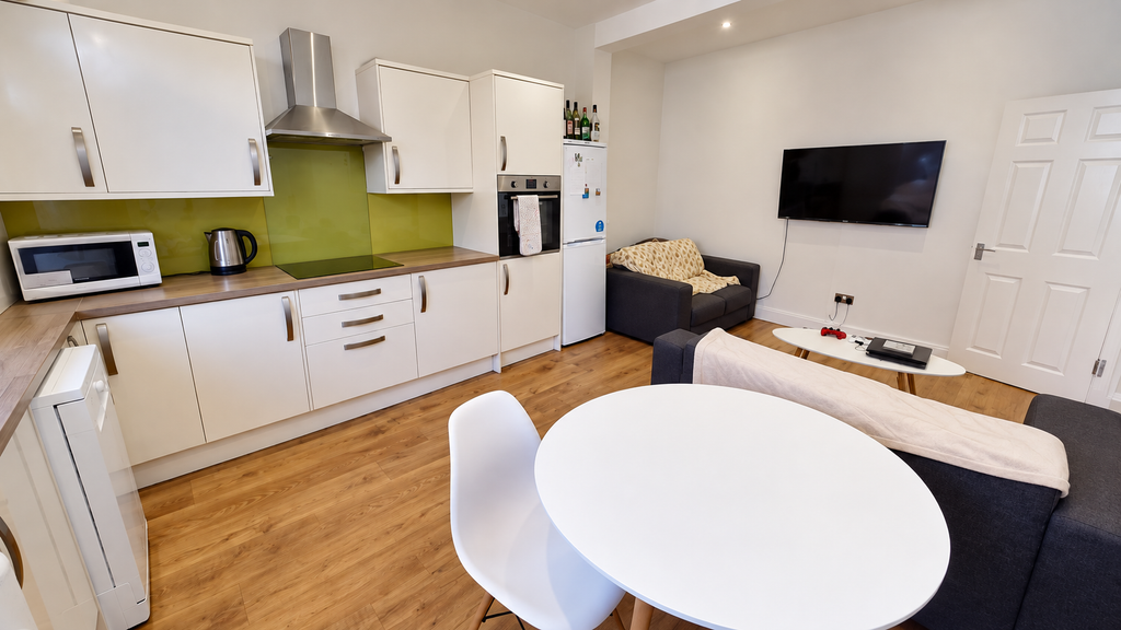 Property photo 1 of 12 Tidy Modern Kitchen Living Room