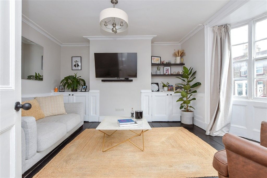 Property photo 3 of 12 Lounge