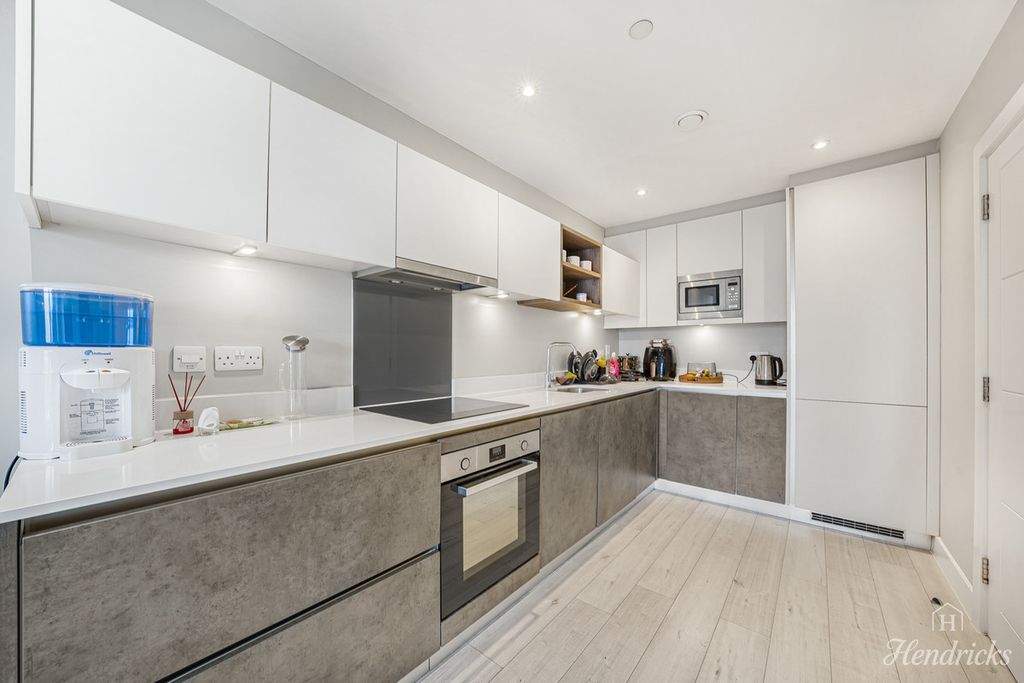 Property photo 2 of 27