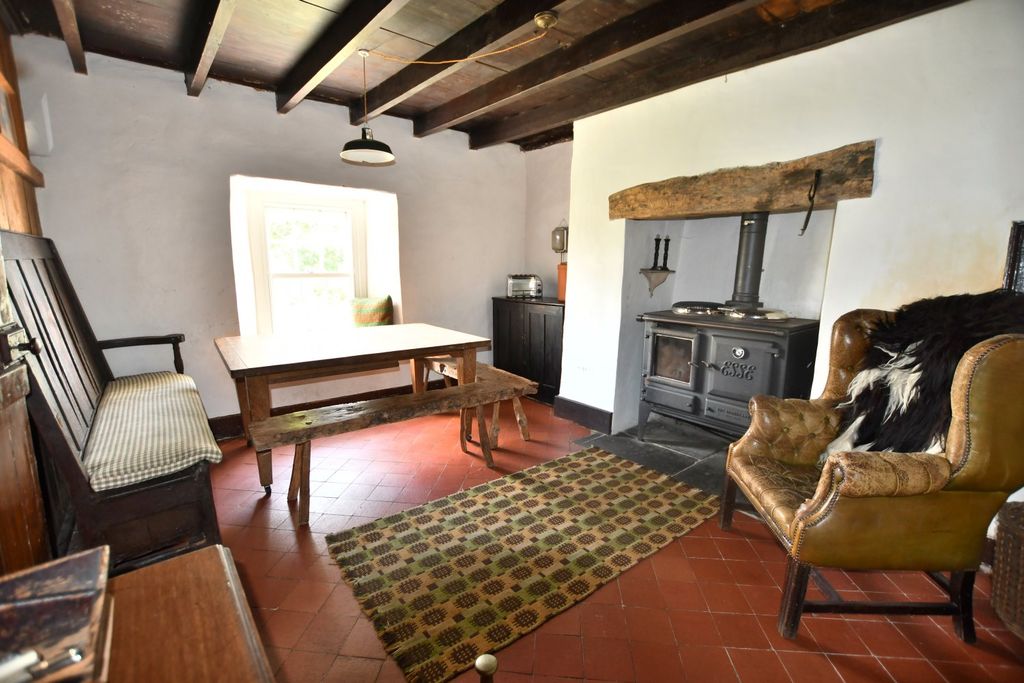 Property photo 2 of 28
