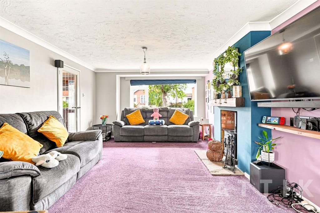 Property photo 2 of 34 Oakway_011.Jpg