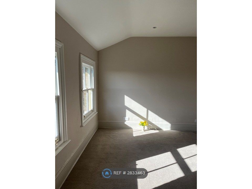 Property photo 2 of 6 Bedroom