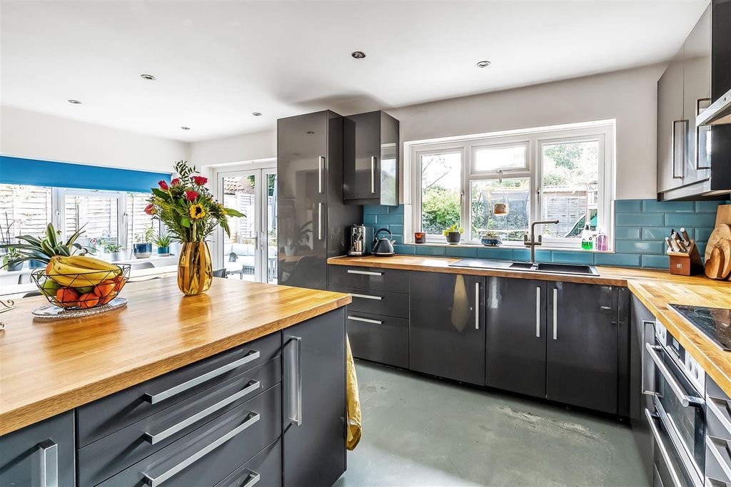Property photo 3 of 13 139-Cobham-Road-11.Jpg