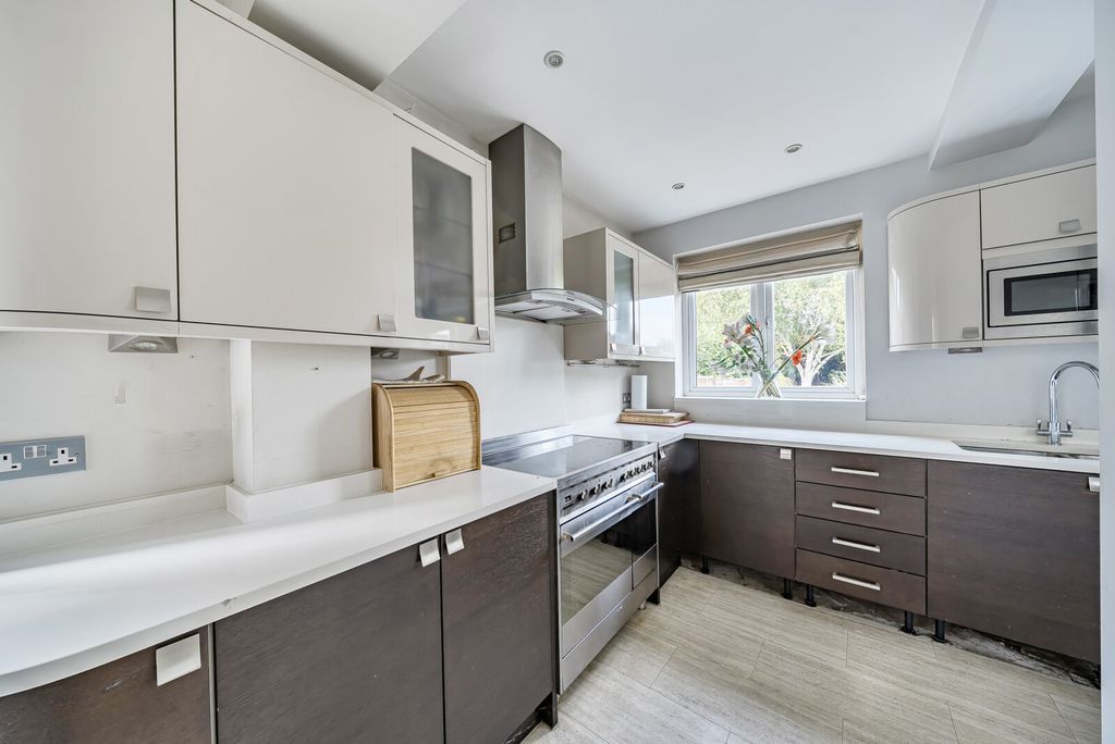 Property photo 3 of 17 1356592-6-68cc056...