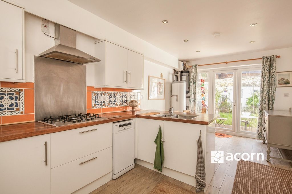 Property photo 3 of 10 Kitchen