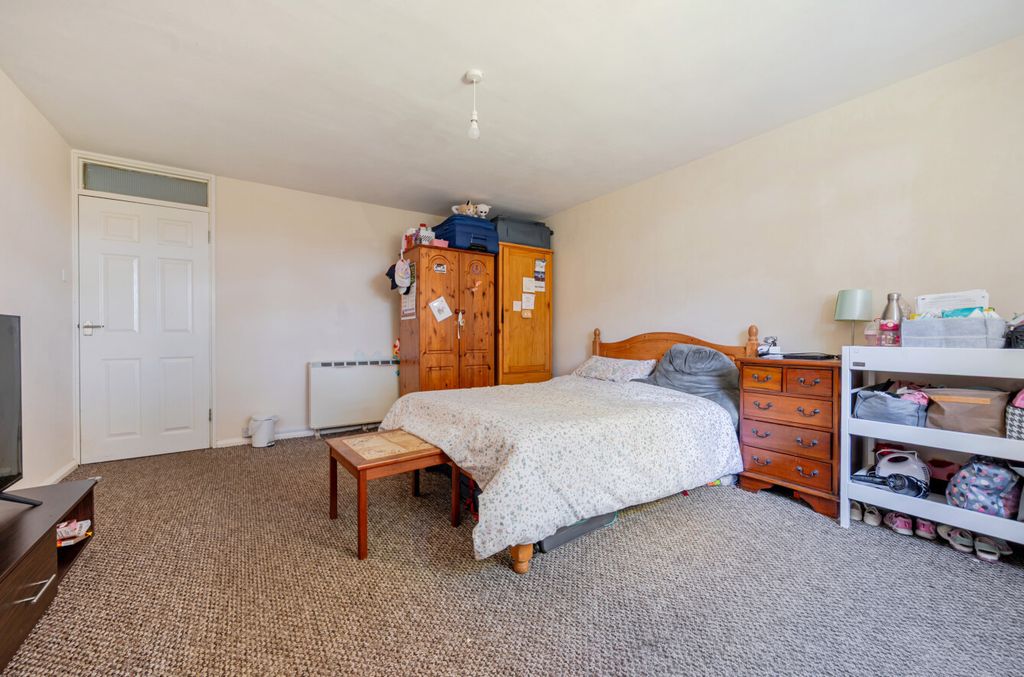 Property photo 3 of 9 Bedroom