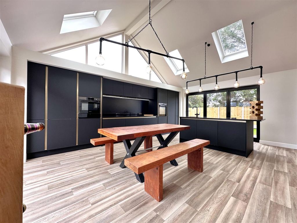 Property photo 2 of 32 Stunning Family Dining Kitchen 231