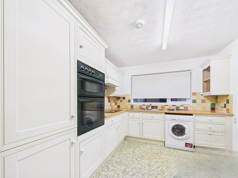 Property photo 2 of 10 Kitchen