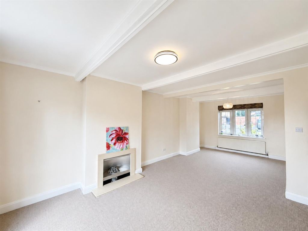 Property photo 1 of 10 Through Lounge