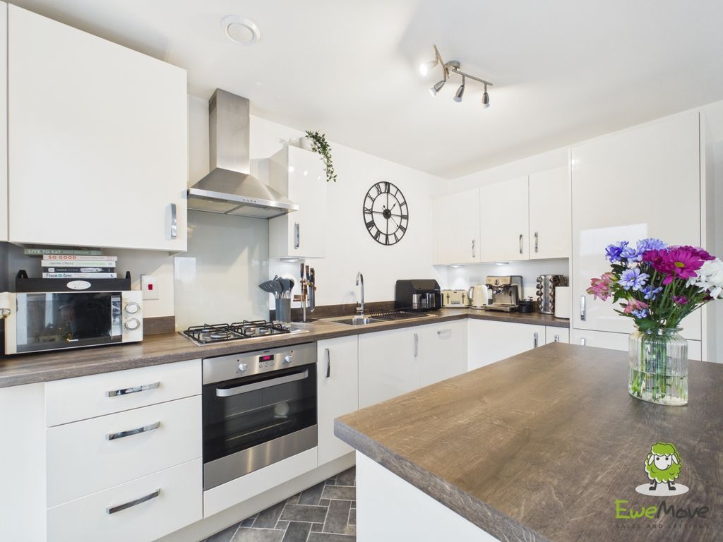 Property photo 2 of 25 Ewemove Estate Agents Basingstoke - 9 Lambert Cour