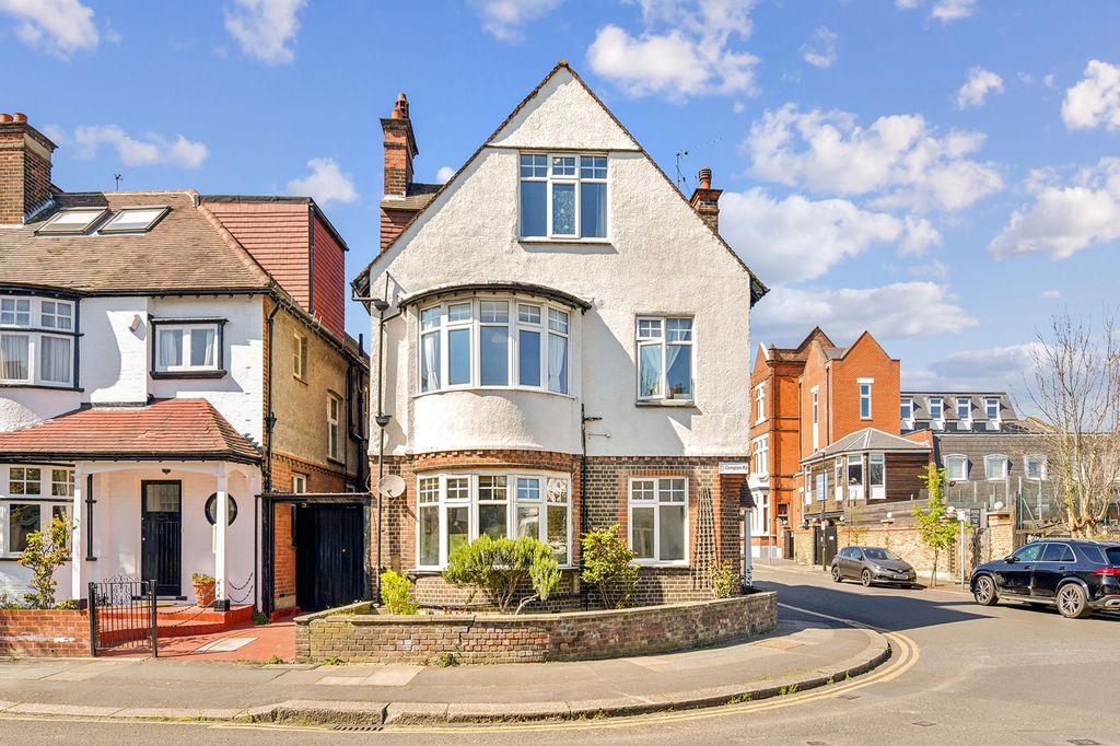 Property photo 1 of 15 Ivy Gate