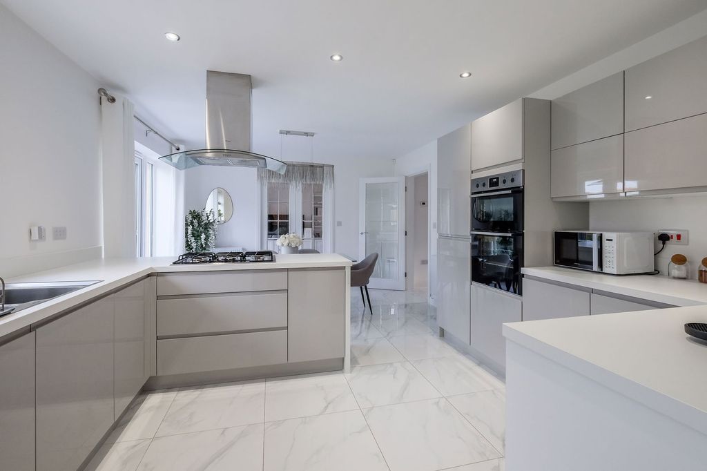 Property photo 2 of 37