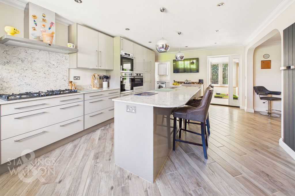 Property photo 2 of 31